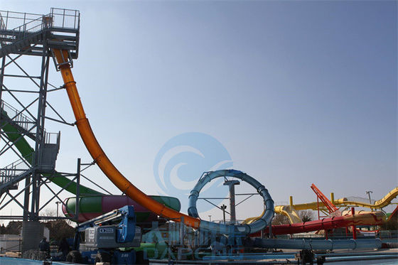 ความสูง 17 เมตร สไลด์น้ํา Aqualoop สไลด์น้ําขนาดใหญ่ FRP สําหรับผู้ใหญ่
