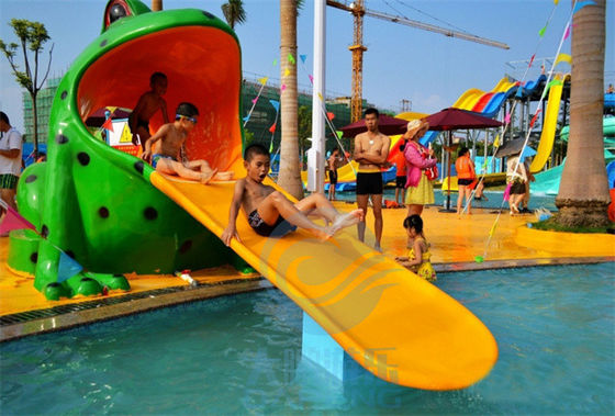 สนามน้ําไฟเบอร์กลาส สปลาช์ แพด แป้ง สระว่ายน้ําขนาดเล็ก สไลด์สําหรับเด็ก