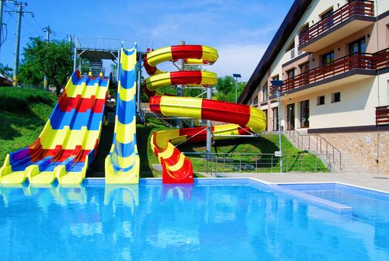 OEM สวนสนุกน้ําพาณิชย์ Ride Tube Fiberglass Spiral Slide Set สําหรับขาย